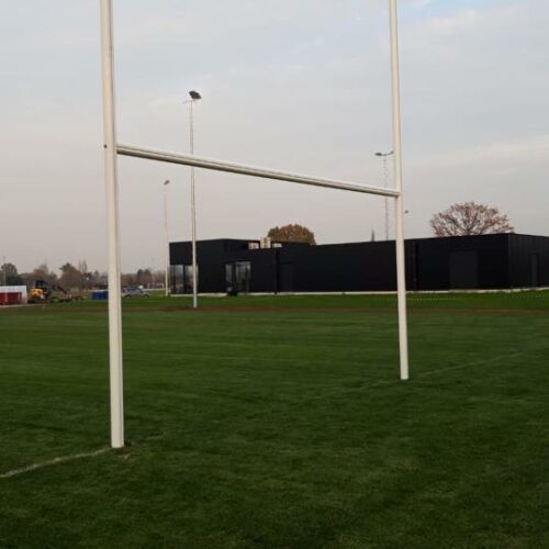 Aluminium Rugbygoal – 8 × 5,6 m 10 Rugbydoelen van SKWshop. Afgebeeld de 8 x 5.6 meter uitvoering. We kunnen iedere gewenste afmeting leveren.